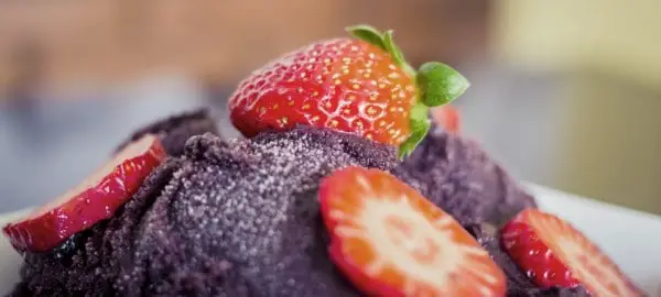 Acai Beeren Eis mit frischen Erdbeeren