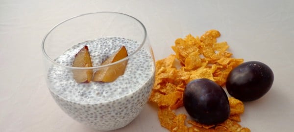 Chia Pudding Müsli und frisches Obst