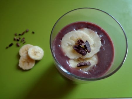 Acai mit Banane und Kakaonibs