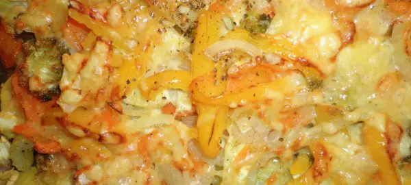 Chiaöl im Gemüse und überbackenem Käse